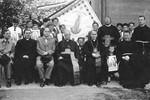 Stepinac nakon svečanog blagoslova zastave Majke Božje Lurdske u nepoznatoj župi.